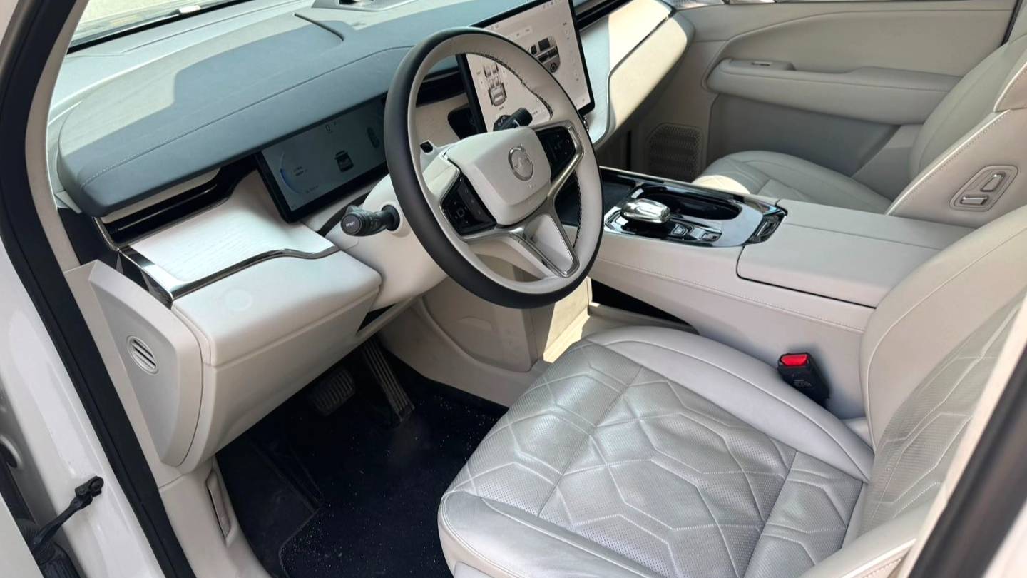 VOLVO China 2025 VOLVO EM90 Ultra six seats