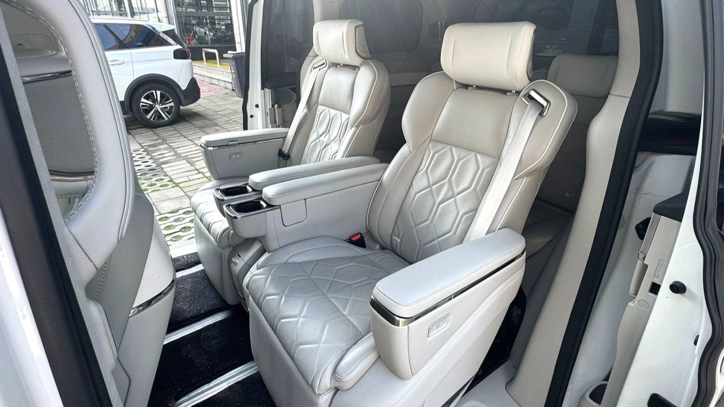 VOLVO China 2025 VOLVO EM90 Ultra six seats