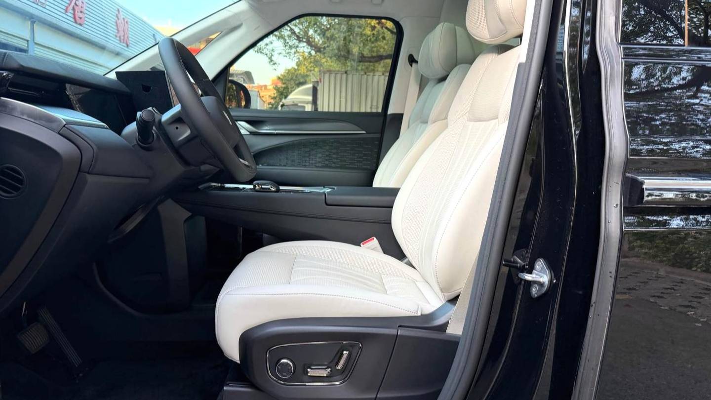 ZEEKR 2024 009 brilliance