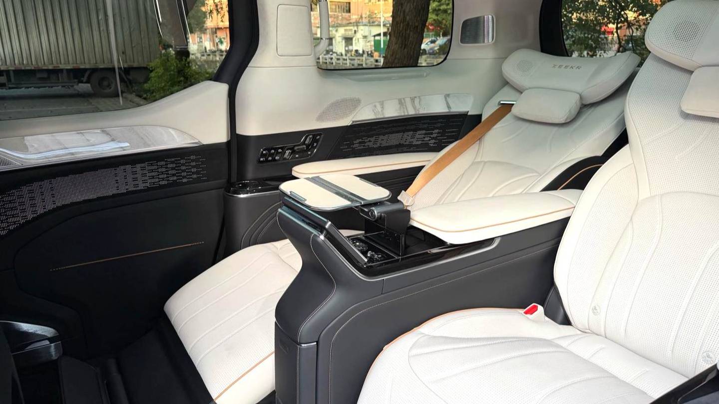 ZEEKR 2024 009 brilliance