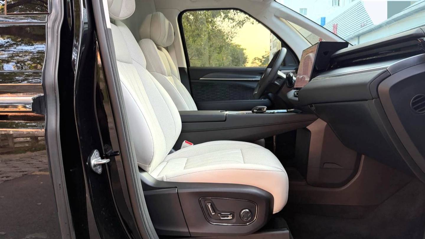 ZEEKR 2024 009 brilliance