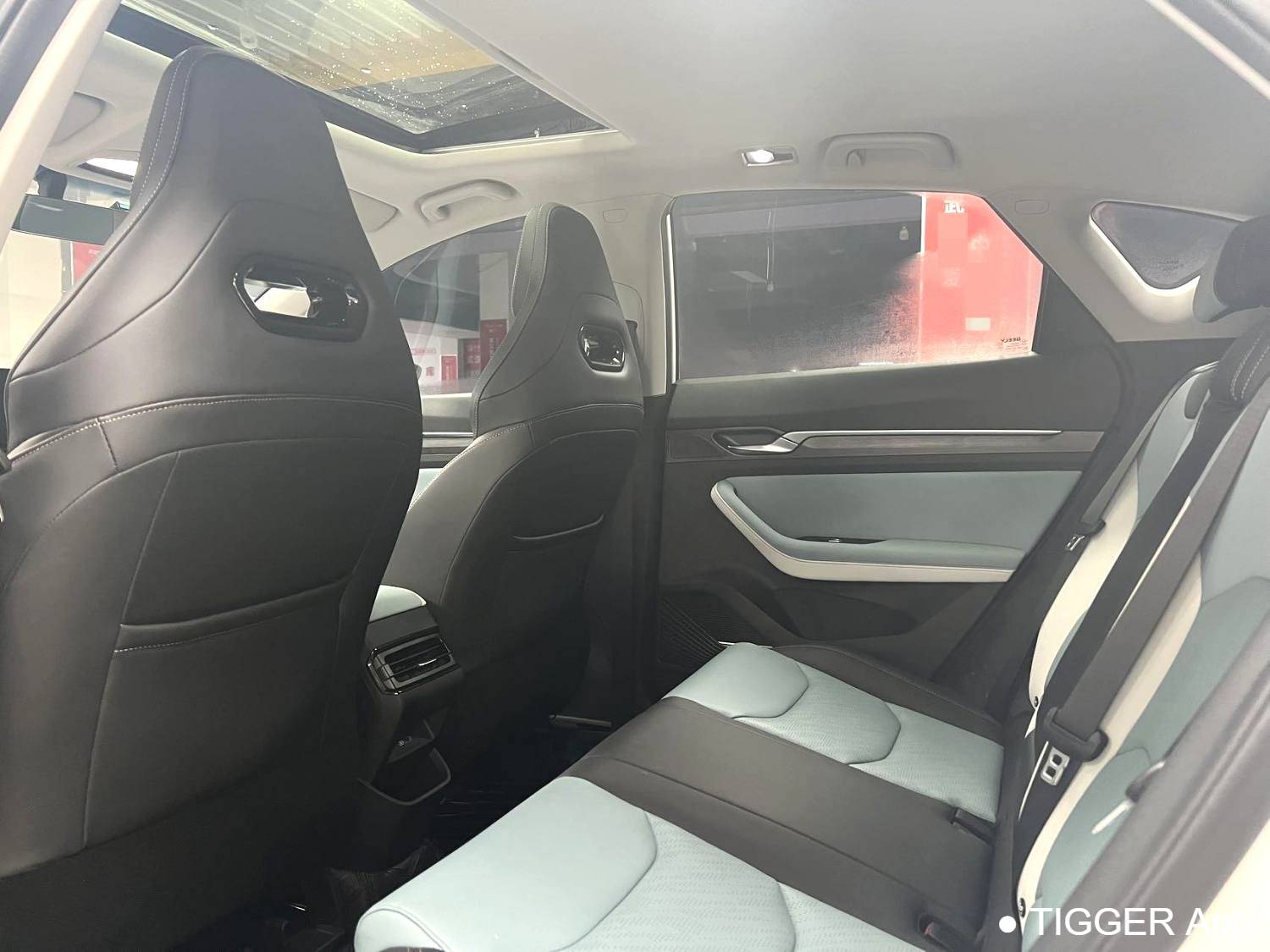 Geely 2022  EMGRAND S  1.4T CVT Crossover Player Edition