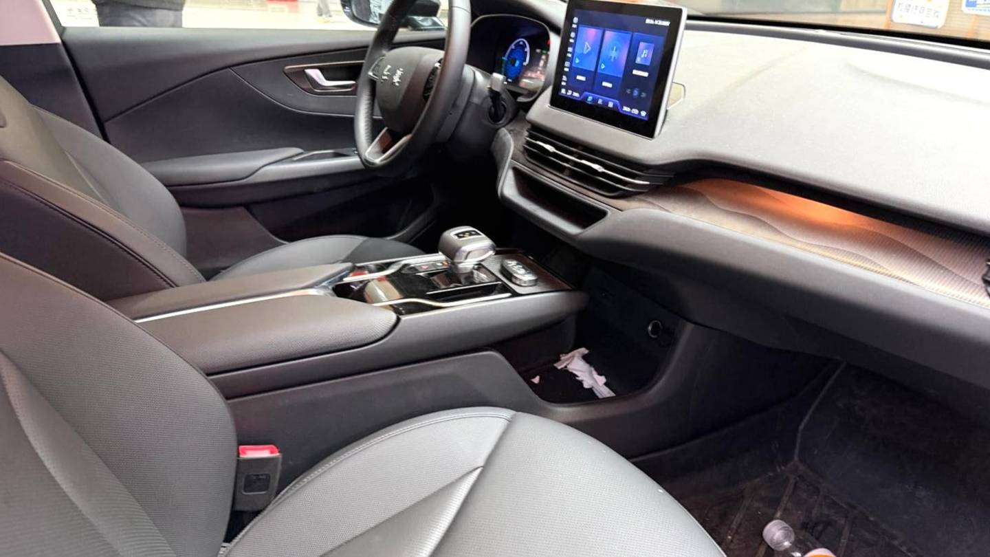 Hong Qi 2024 E-QM5 450km Travel Edition