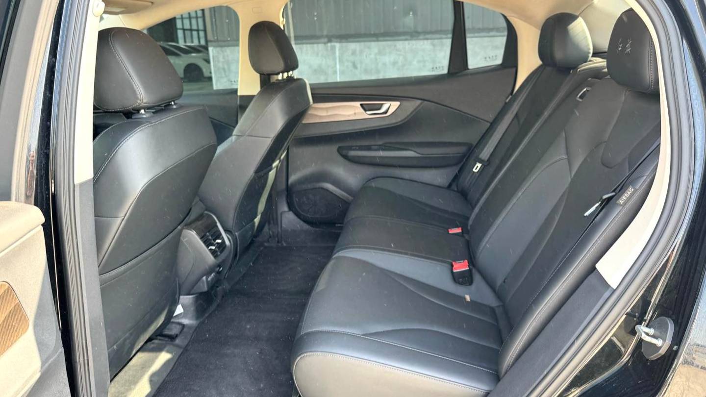 Hong Qi 2022 E-QM5 431km Charging Enjoyment Edition