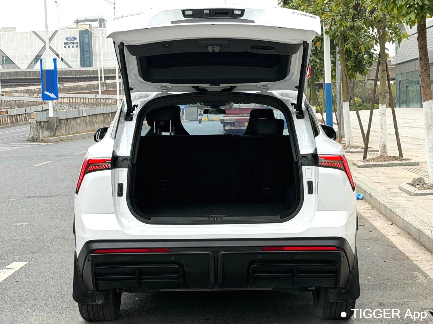 JETOUR 2023 DASHING i-DM‌ 1.5T DHT Lightning 01