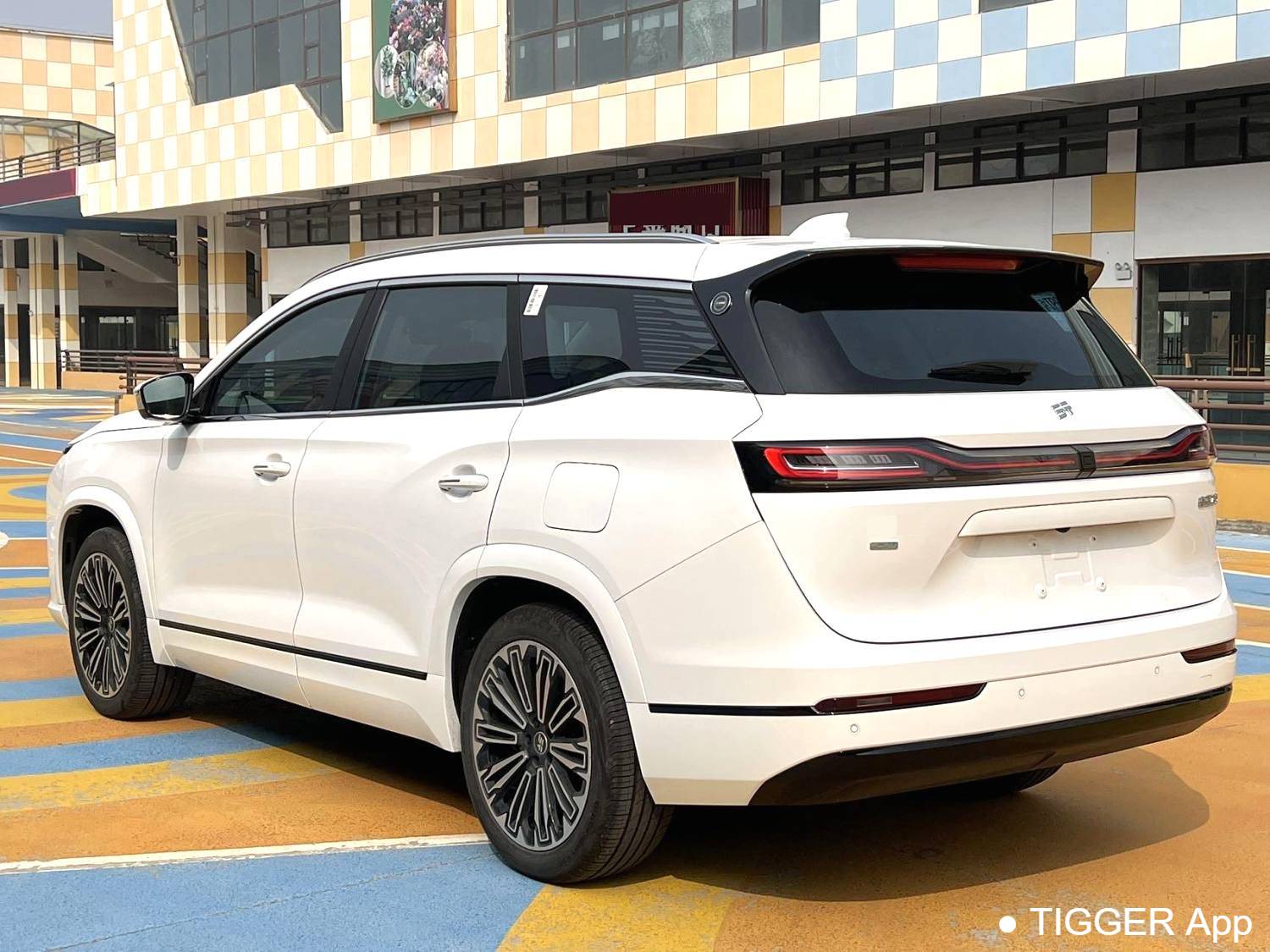 JETOUR 2025 L9 1.5TD 2DHT Luxury Edition 6-seater