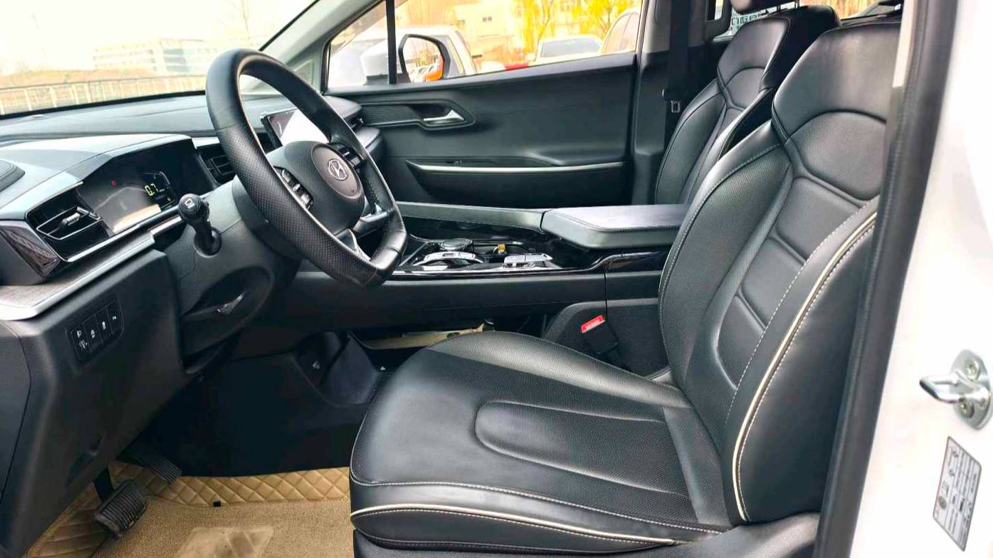 HYUNDAI 2024 Custo 270TGDi LUX Premium Edition