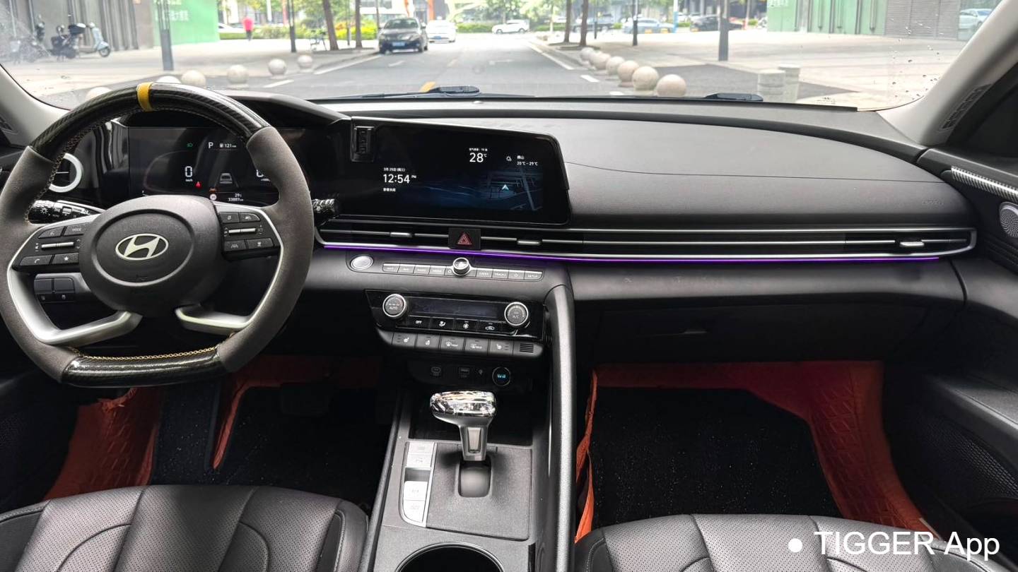 HYUNDAI 2023 Elantra 1.5L CVT LUX Premium Edition