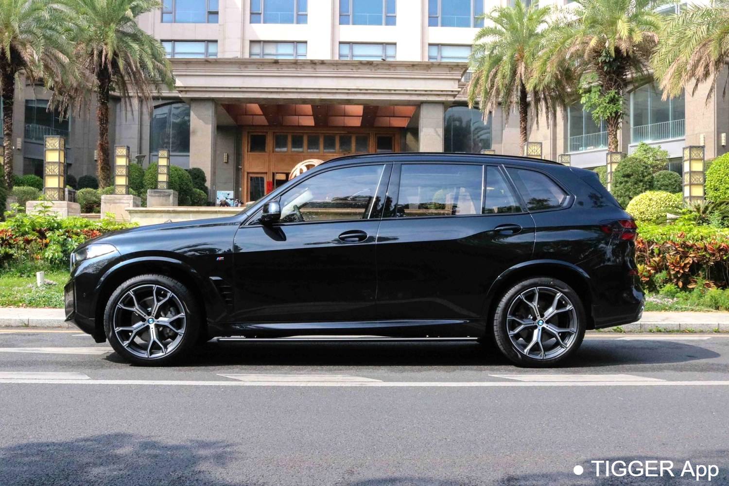 BMW 2023 X5 XDrive 30Li Exclusive M Sports Night Package