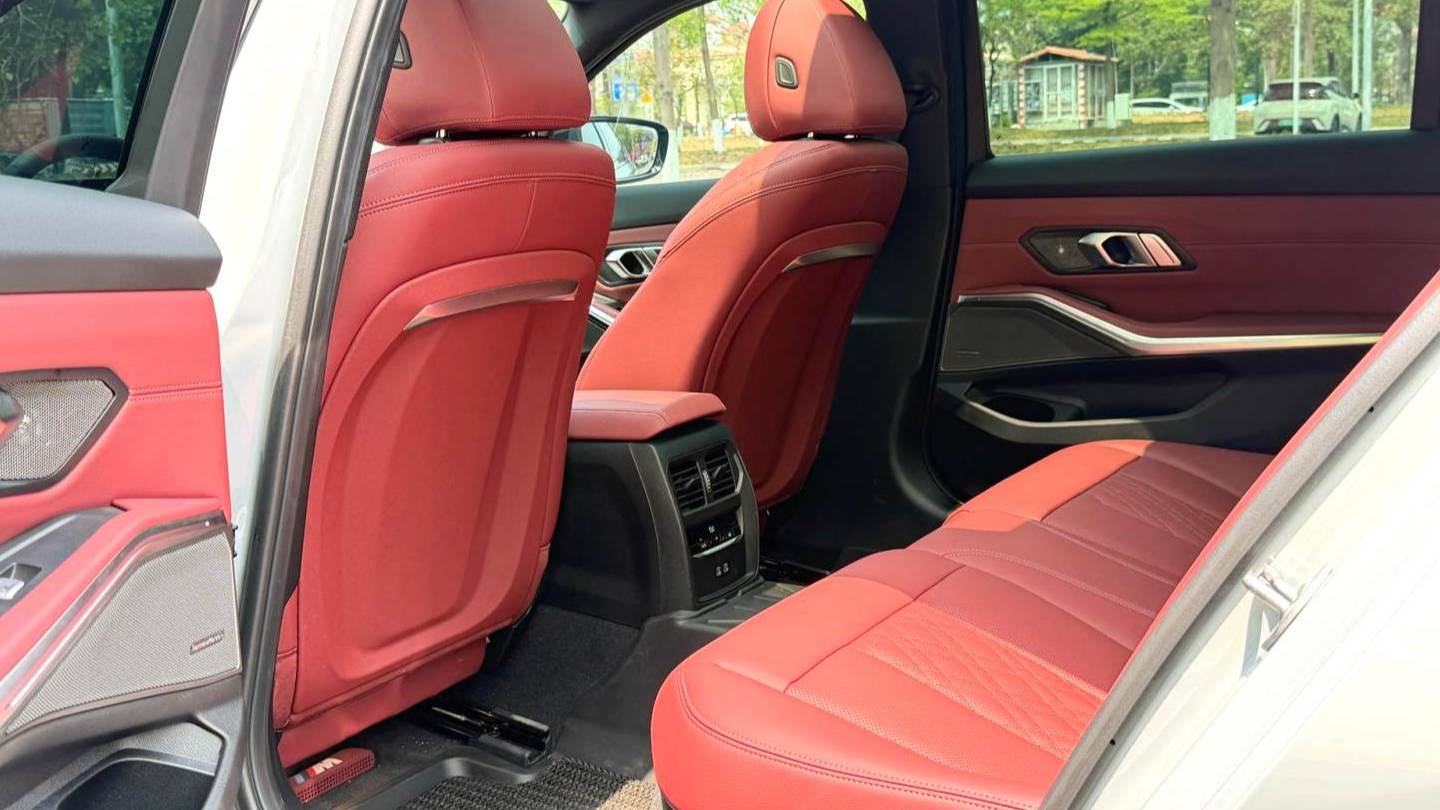 BMW 2025 3 Series 330Li Exclusive M Sports Night Set