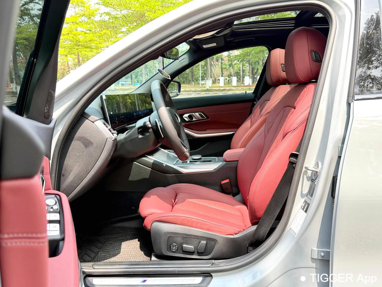 BMW 2025 3 Series 330Li Exclusive M Sports Night Set