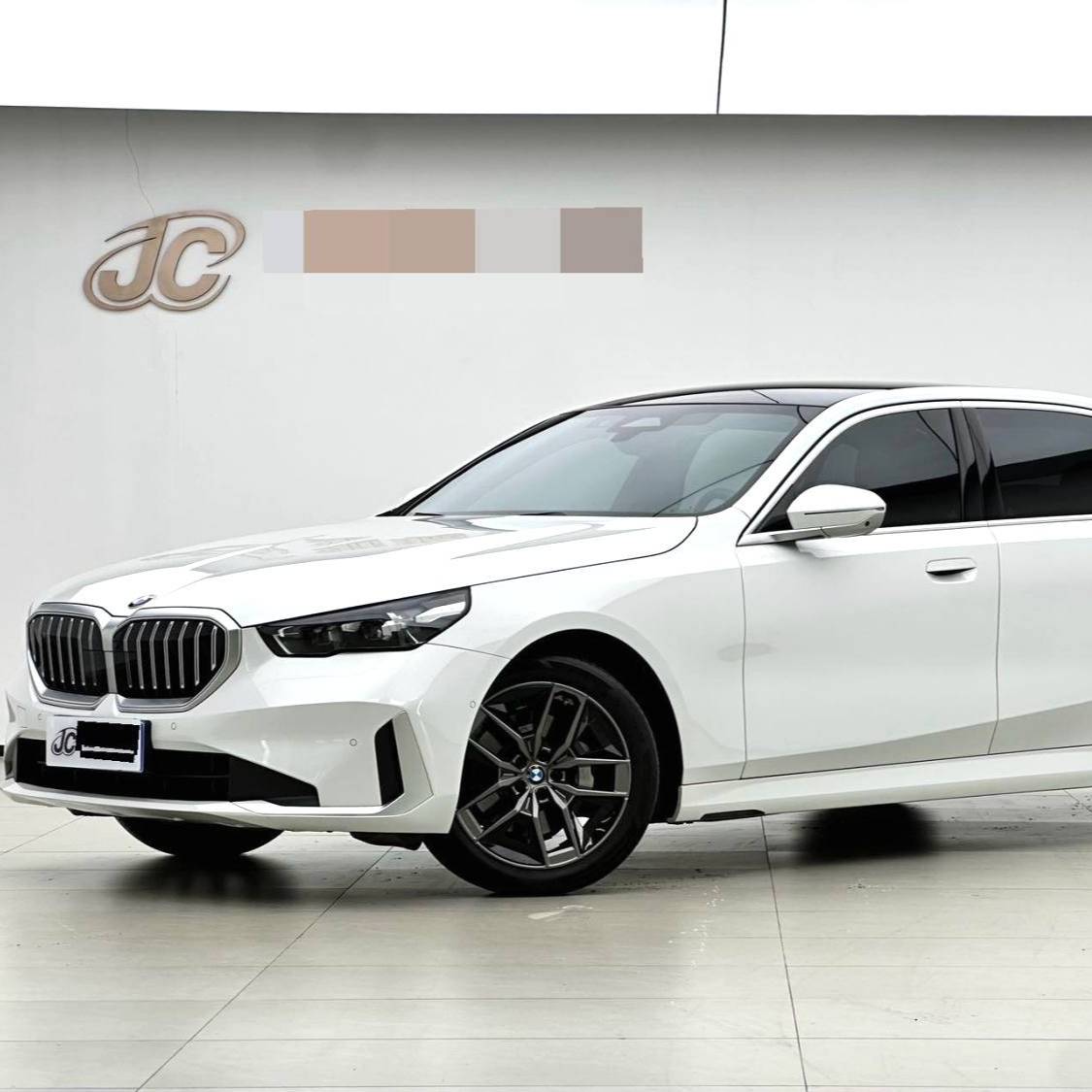 BMW 2024 5 Series 530Li Leading Luxury Package سيارة مستعملة