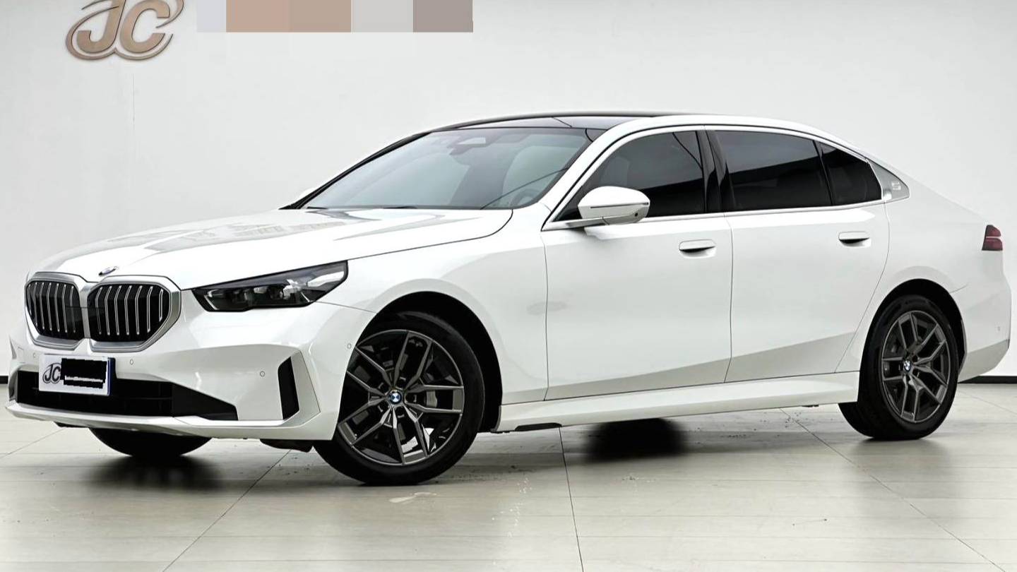 BMW 2024 5 Series 530Li Leading Luxury Package