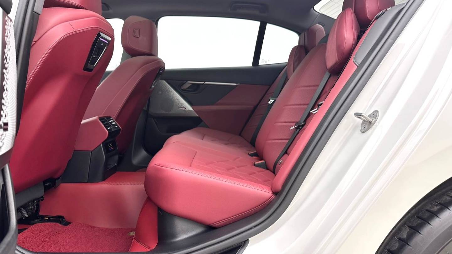 BMW 2024 5 Series 530Li Leading Luxury Package