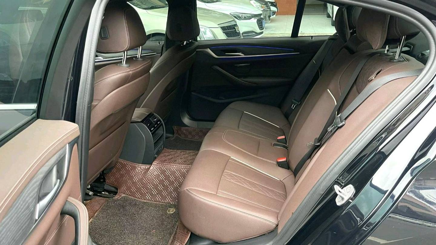 BMW 2023 5 Series 530Li Leading Model M Sport Set