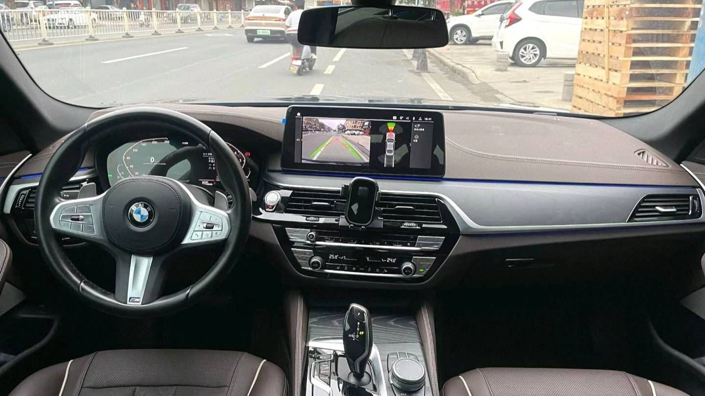 BMW 2023 5 Series 530Li Leading Model M Sport Set