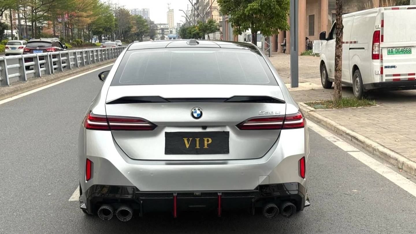 BMW 2024 5 Series 530Li Exclusive M Sport Set