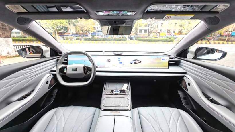 GALAXY 2025 E8 700km long-distance intelligent driving version
