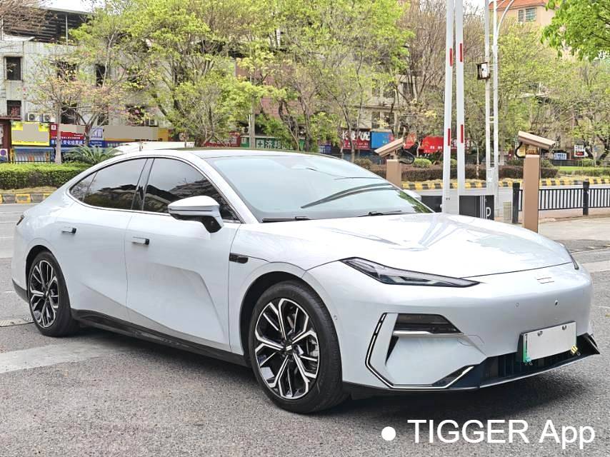 GALAXY 2025 E8 700km long-distance intelligent driving version