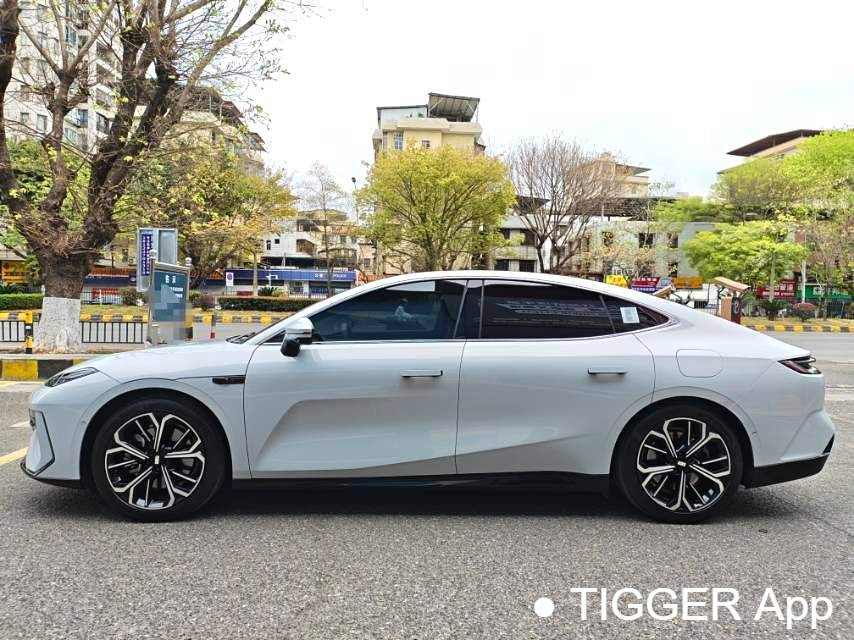 GALAXY 2025 E8 700km long-distance intelligent driving version