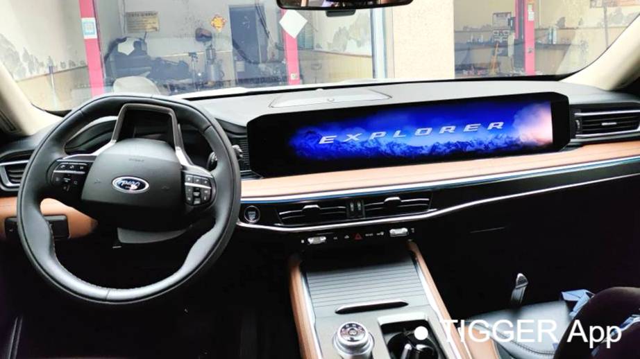 Ford 2023 ‌Explorer EcoBoost 285 four-wheel drive titanium version 6-seater