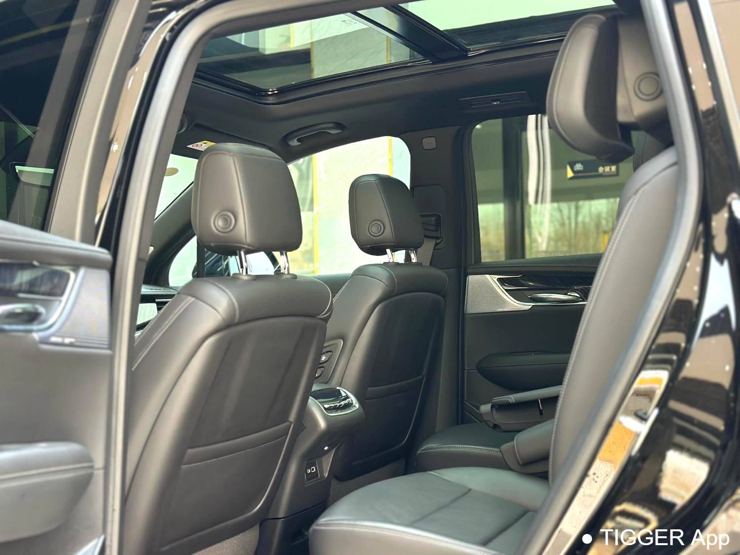 Подержанный CADILLAC 2025 XT6 2.0T Six seater 4WD Luxury Executive Classic Edition
