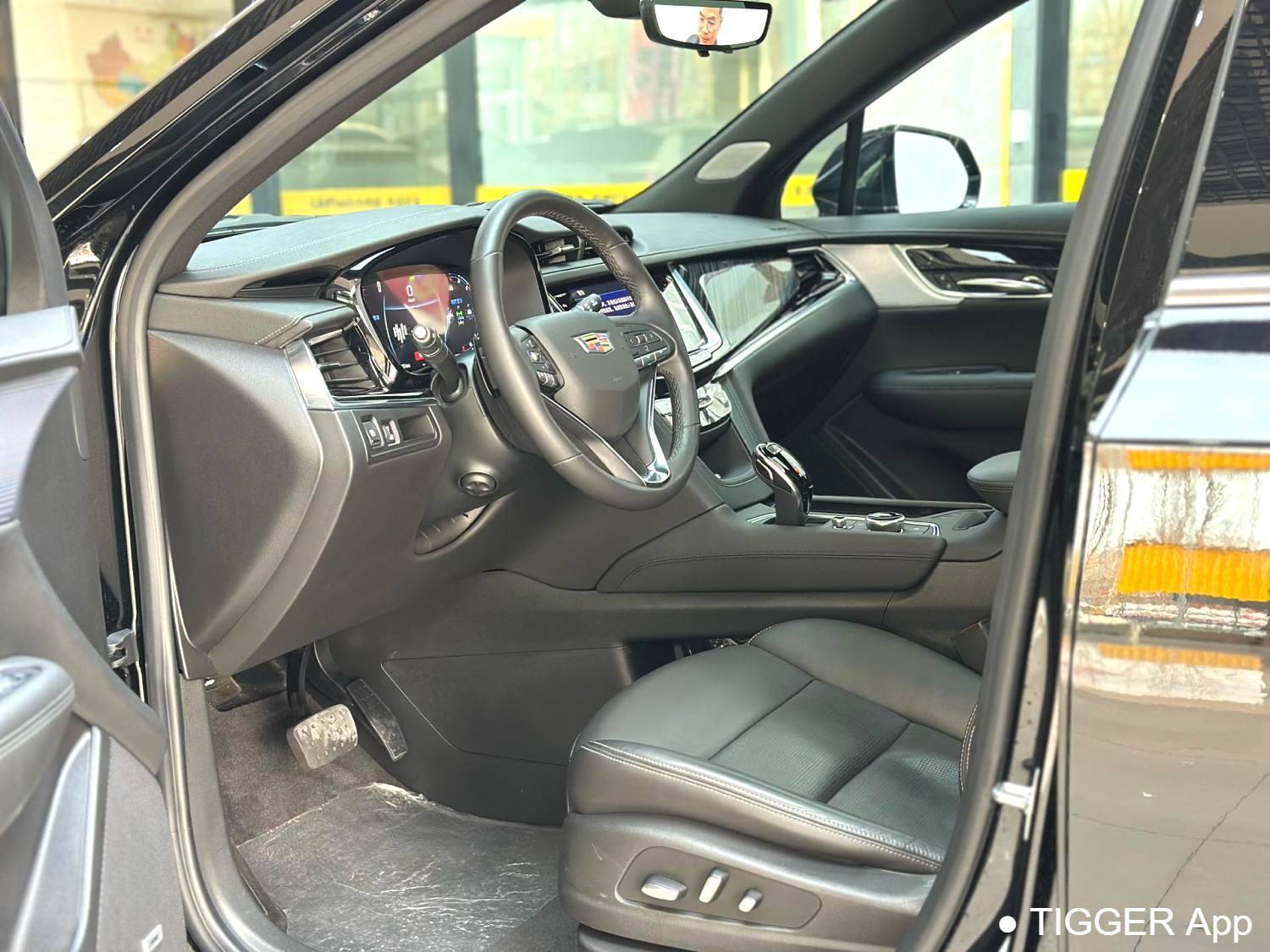 Подержанный CADILLAC 2025 XT6 2.0T Six seater 4WD Luxury Executive Classic Edition