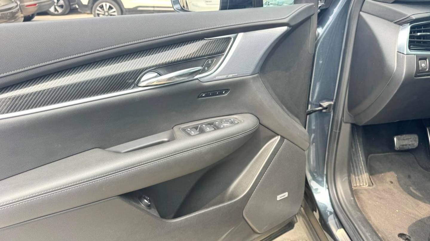 CADILLAC 2025 XT6 2.0T Six seater 4WD Prestige Executive Black Label Edition