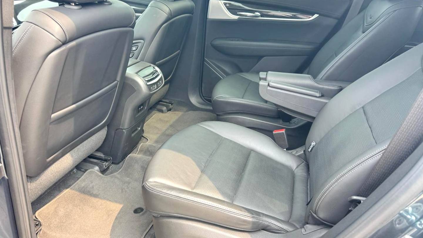 CADILLAC 2025 XT6 2.0T Six seater 4WD Prestige Executive Black Label Edition