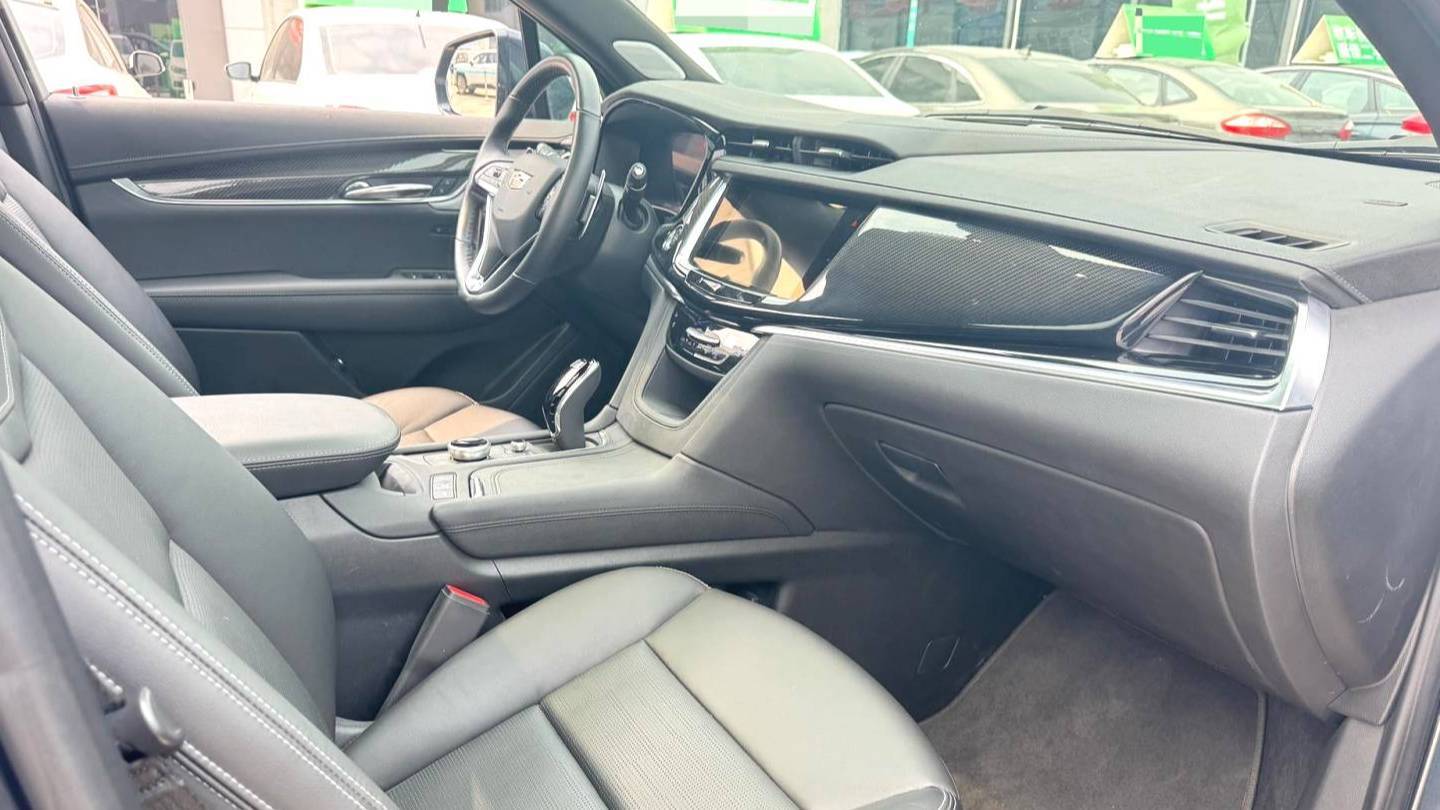 CADILLAC 2025 XT6 2.0T Six seater 4WD Prestige Executive Black Label Edition
