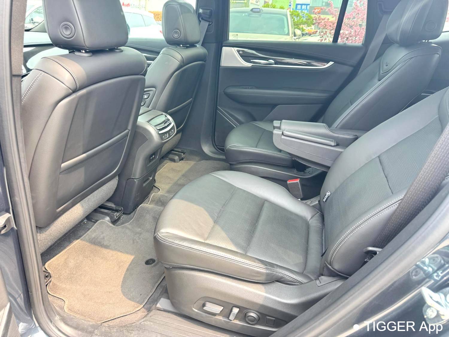 Подержанный CADILLAC 2025 XT6 2.0T Six seater 4WD Prestige Executive Black Label Edition