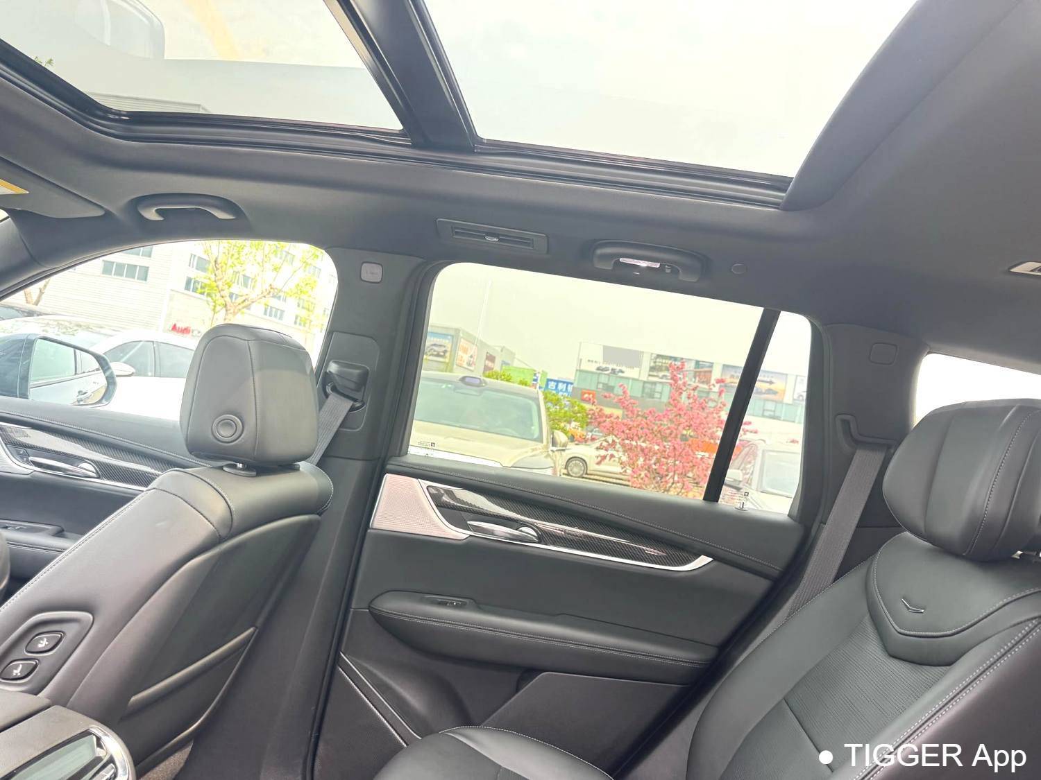 Подержанный CADILLAC 2025 XT6 2.0T Six seater 4WD Prestige Executive Black Label Edition