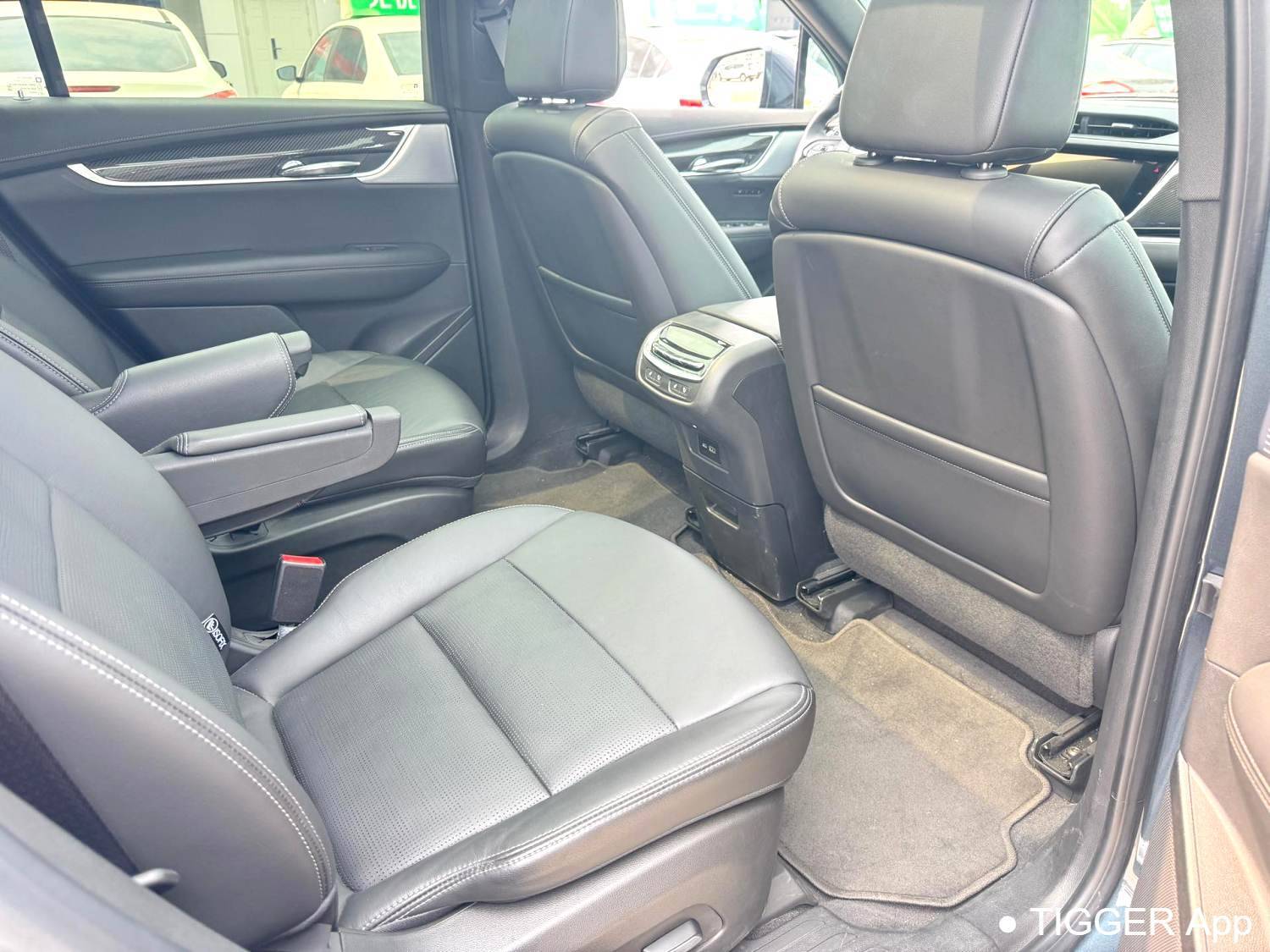 Подержанный CADILLAC 2025 XT6 2.0T Six seater 4WD Prestige Executive Black Label Edition