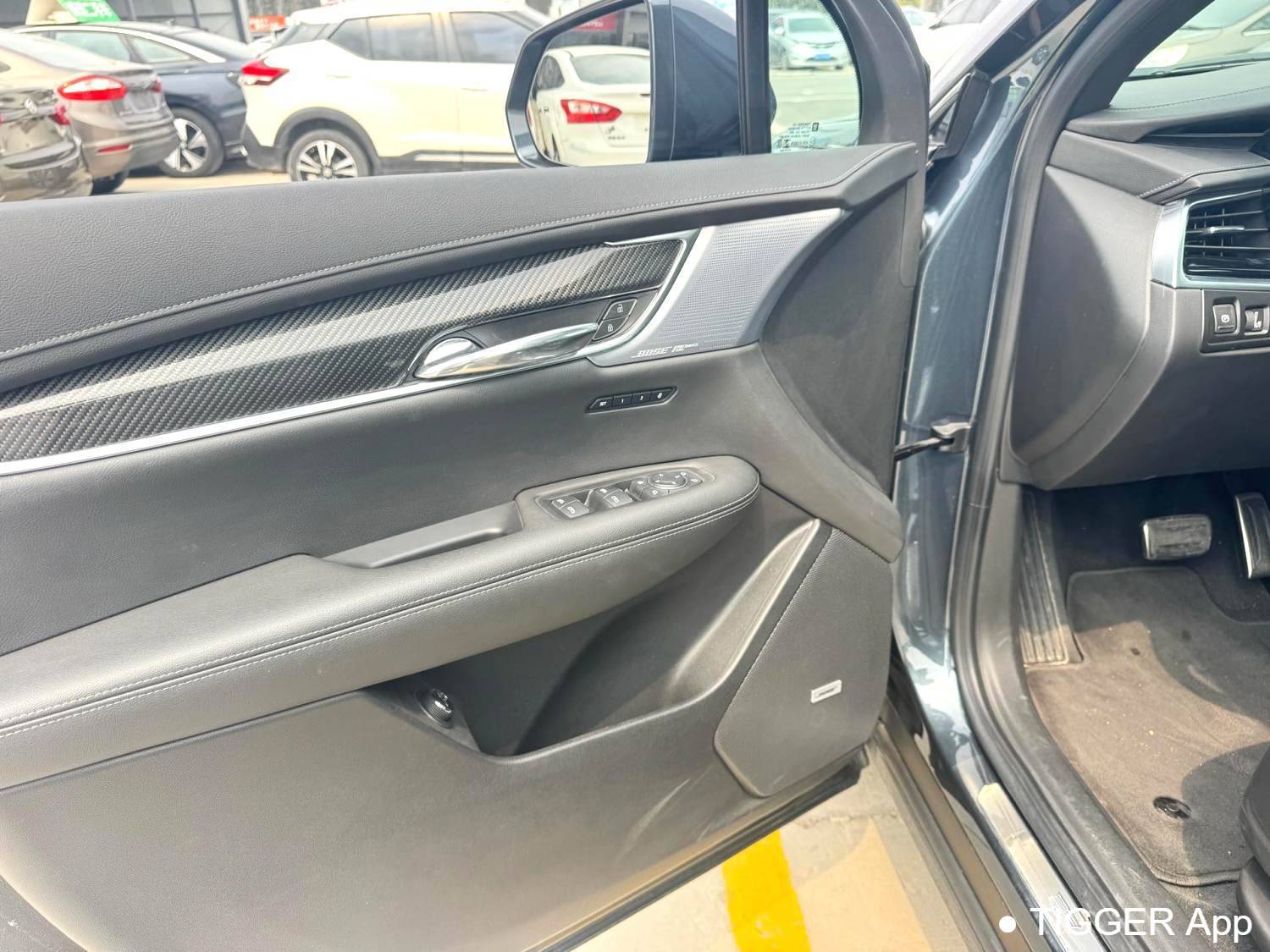 Подержанный CADILLAC 2025 XT6 2.0T Six seater 4WD Prestige Executive Black Label Edition