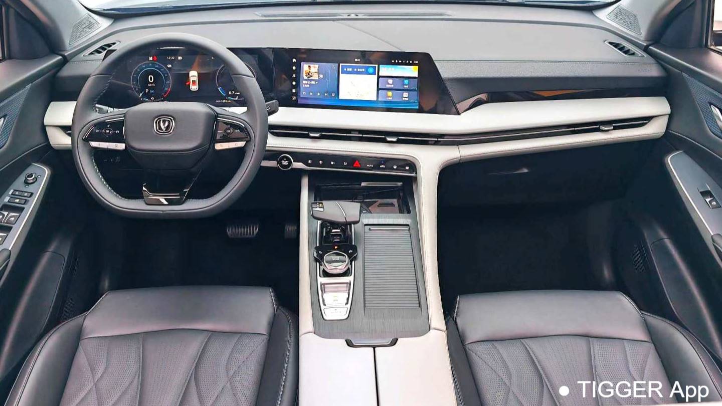 Changan 2024 CS75PLUS 3rd Champion 1.5T Intelligent Driving Power Navigation Type