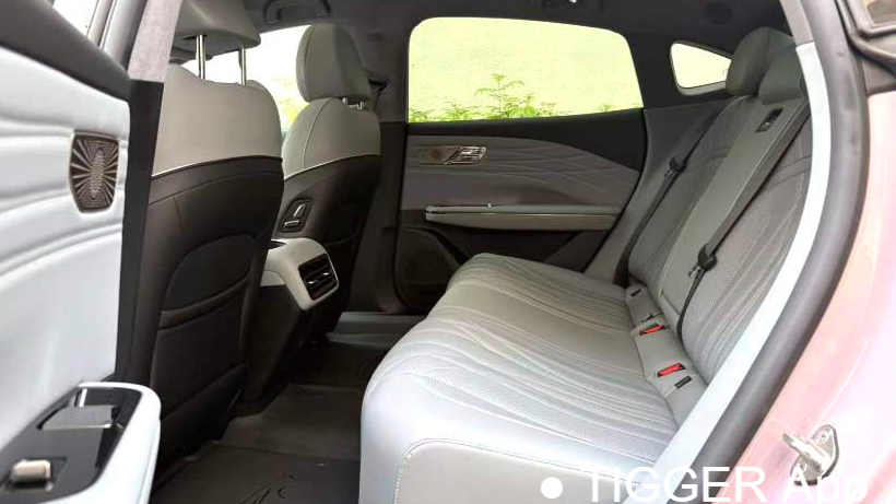 GALAXY 2025 E8 700km long-distance intelligent driving version