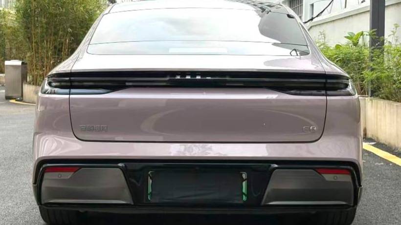 GALAXY 2025 E8 700km long-distance intelligent driving version