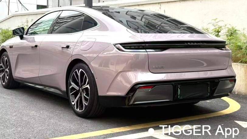 GALAXY 2025 E8 700km long-distance intelligent driving version