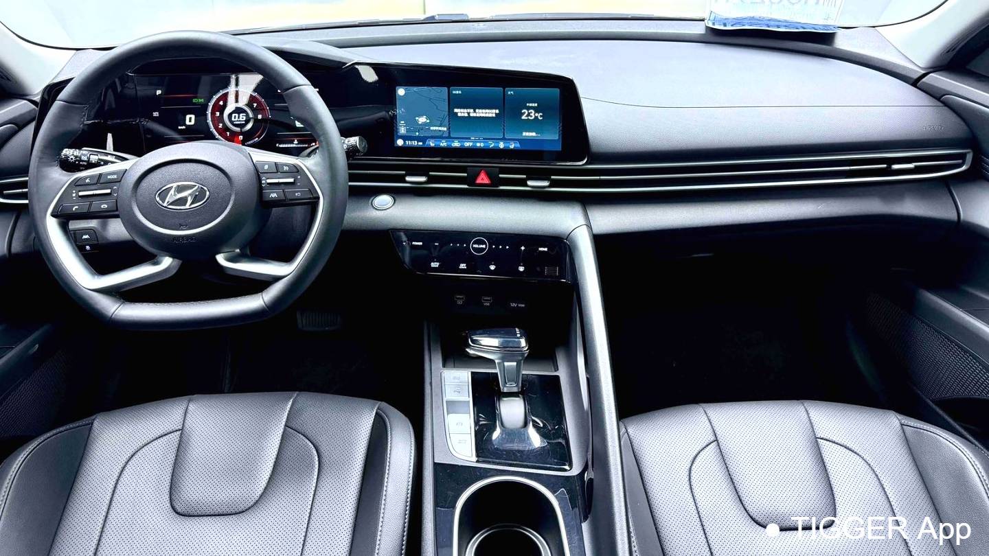 HYUNDAI 2022 Elantra 1.5L CVT LUX Premium Edition