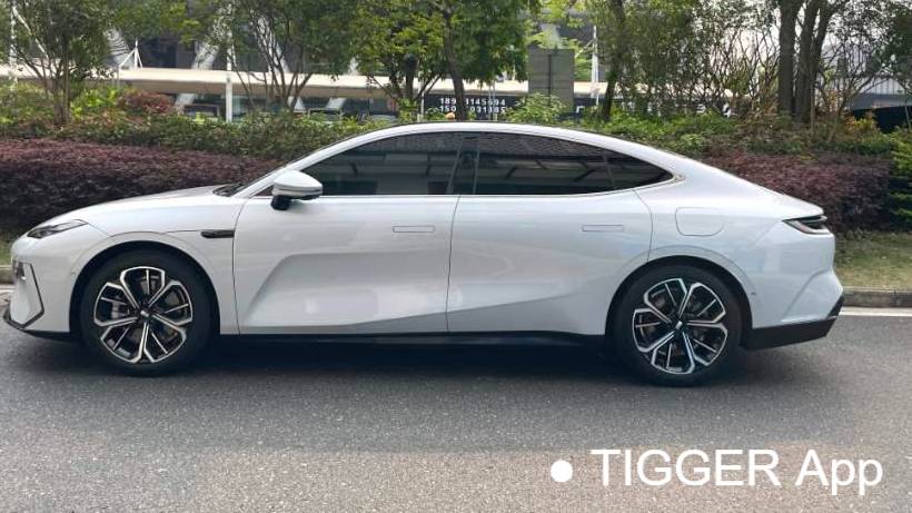 GALAXY 2025 E8 700km long-distance intelligent driving version