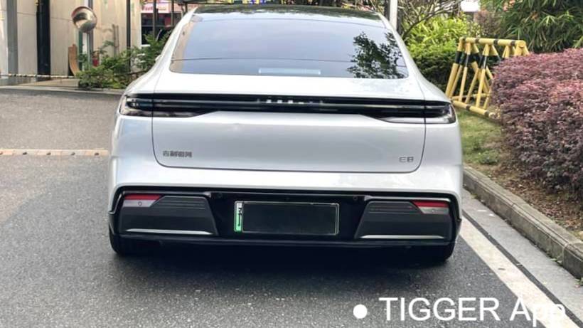 GALAXY 2025 E8 700km long-distance intelligent driving version