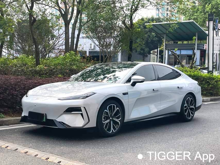 GALAXY 2025 E8 700km long-distance intelligent driving version