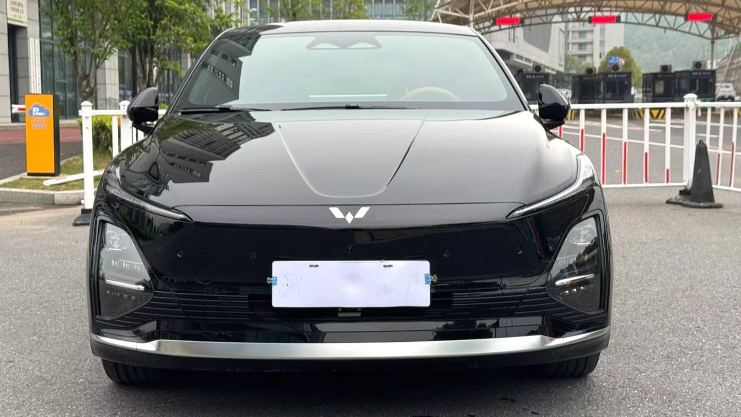 Wuling 2025 Xingguang 610km intelligent advanced type