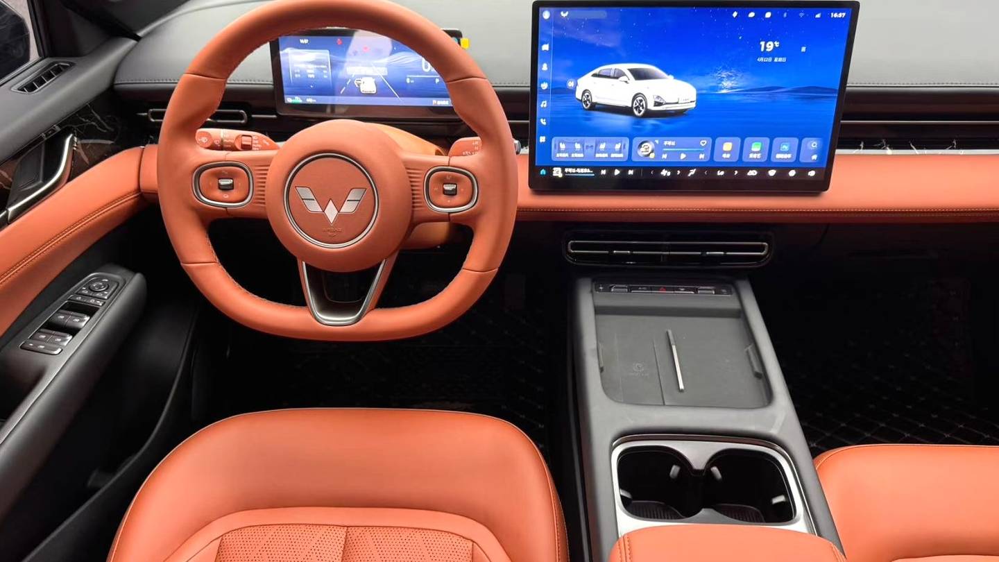 Wuling 2025 Xingguang 610km intelligent advanced type