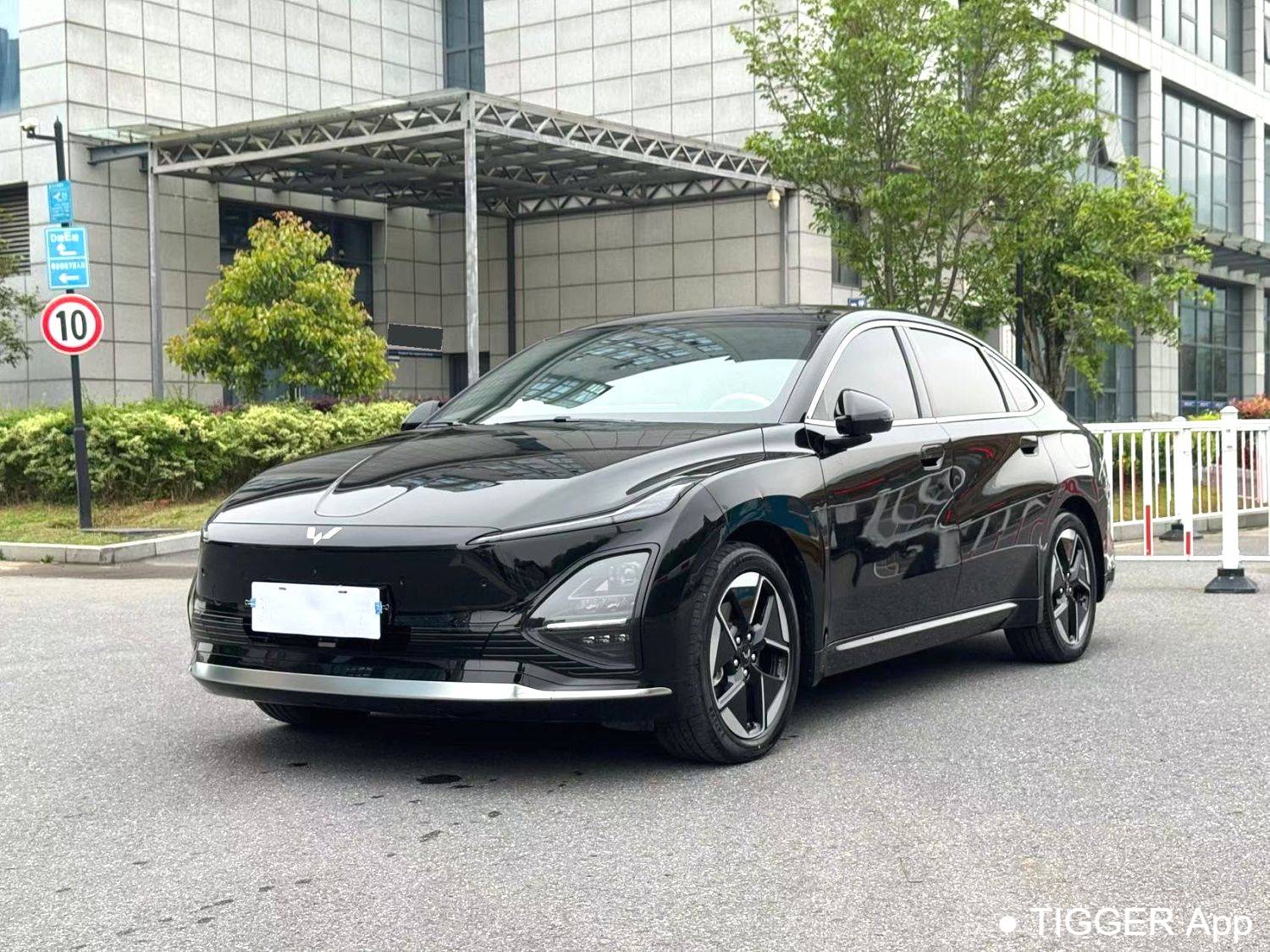 Wuling 2025 Xingguang 610km intelligent advanced type