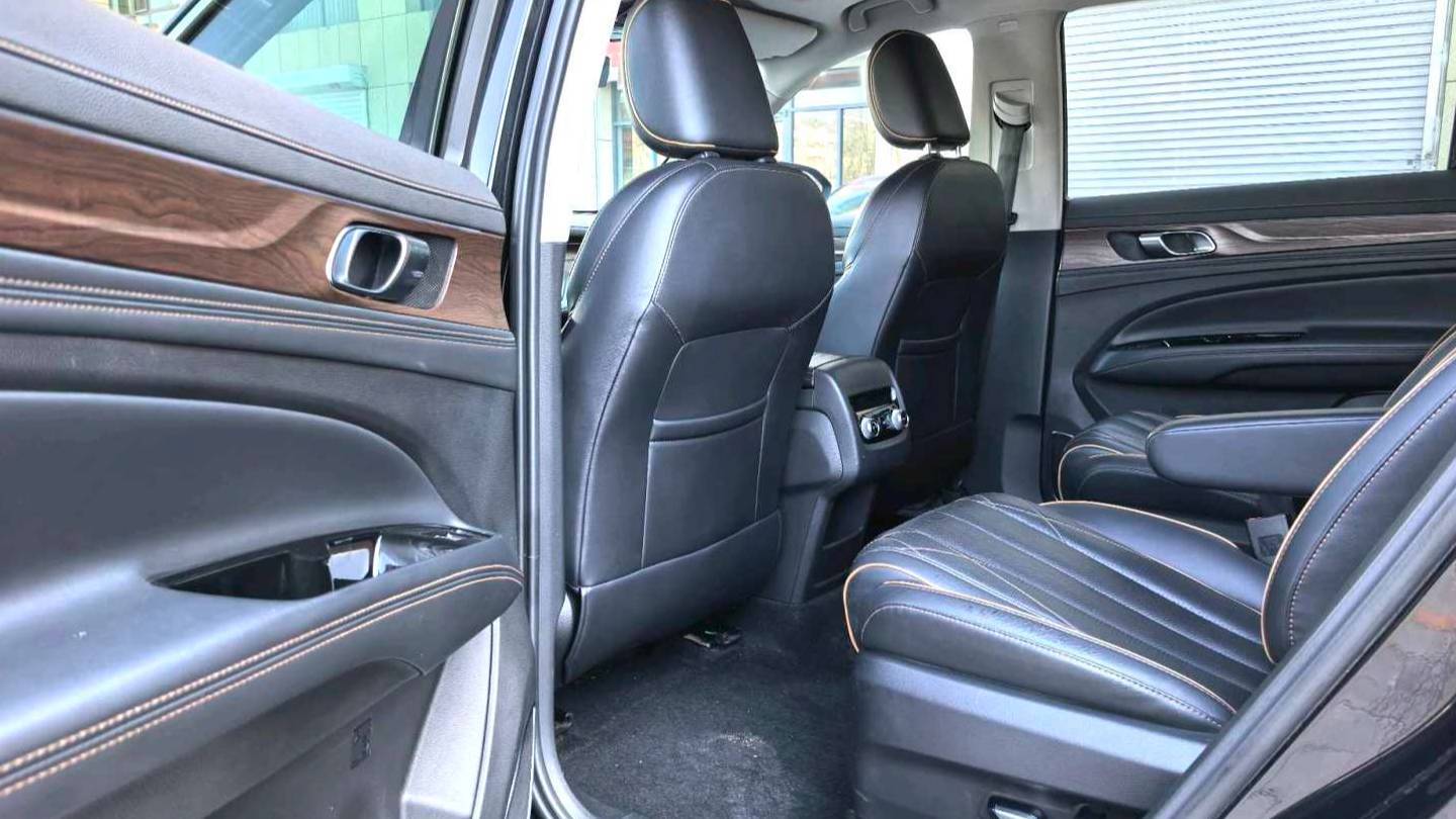 Ford 2023 ‌Equator EcoBoost 225 Platinum Collar 7-seater (2/2/3)