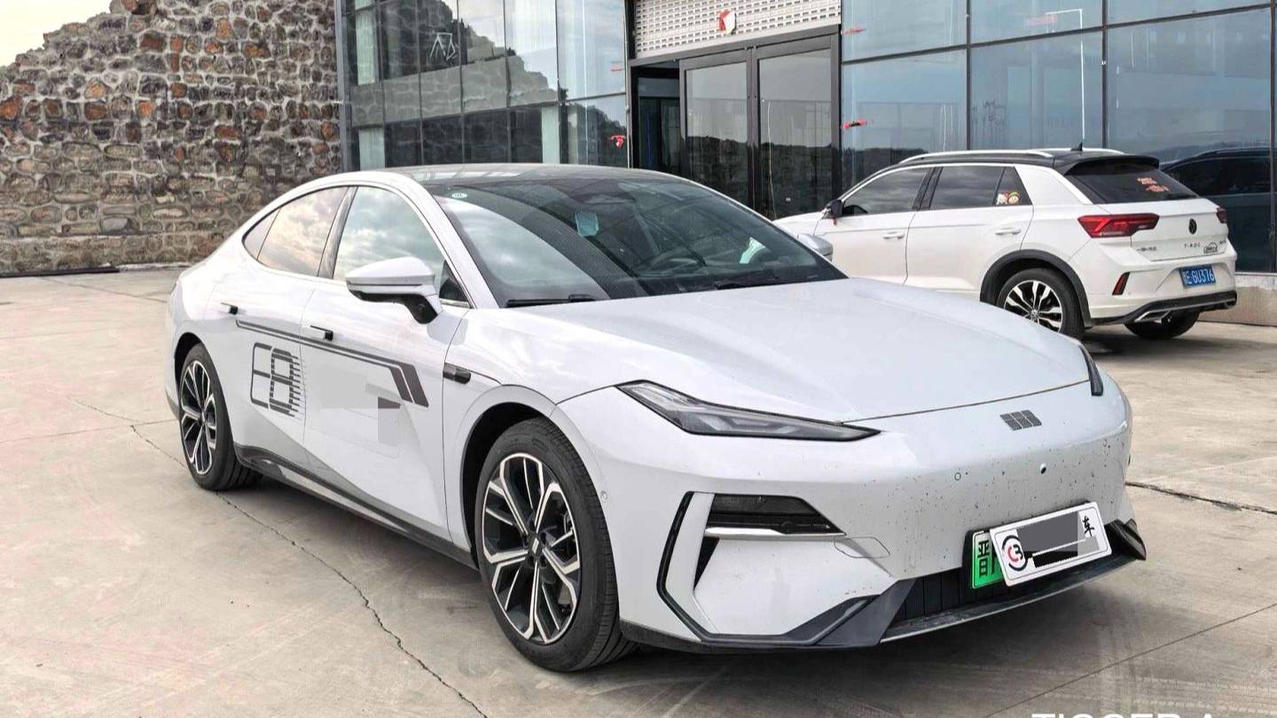 GALAXY 2025 E8 700km long-distance intelligent driving version