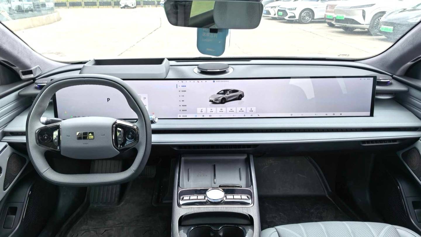 GALAXY 2025 E8 700km long-distance intelligent driving version