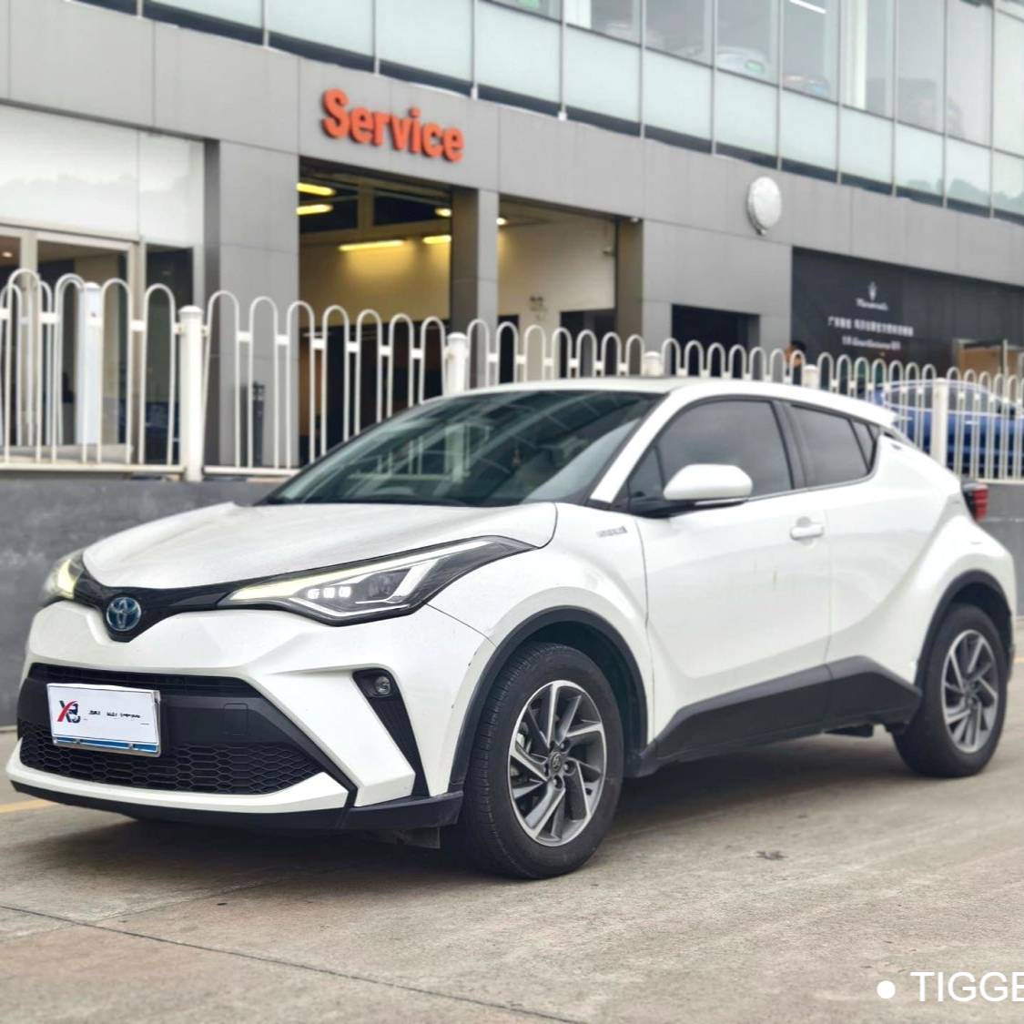 Toyota 2023 C-HR Dual engine 2.0L E-CVT Luxury Edition سيارة مستعملة