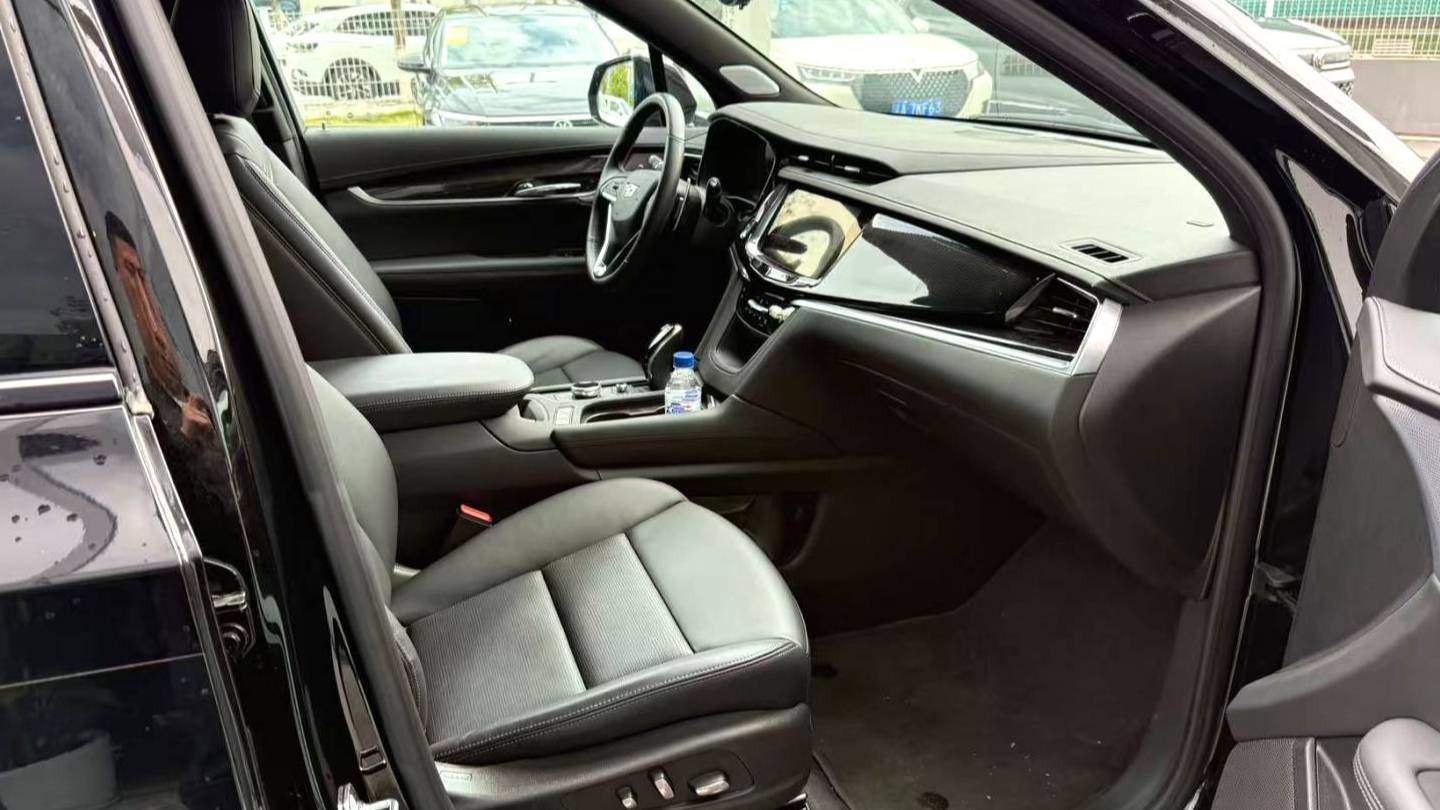 CADILLAC 2025 XT6 2.0T Six seater 4WD Prestige Executive Black Label Edition